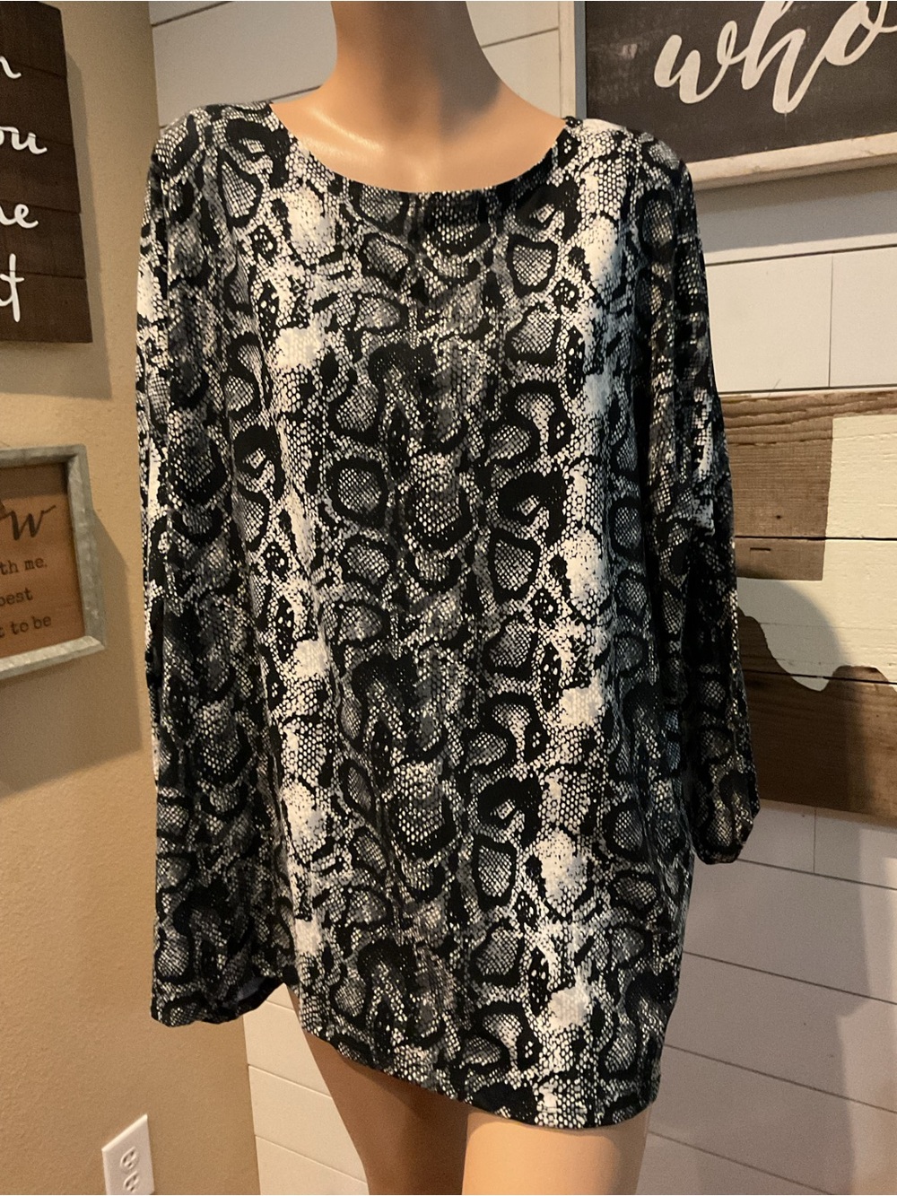Gray And Black Knit Snakeskin PrintTop By Lukcy & Blessed Women’s Size Small NWT